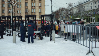 Воронежцы выстроились в очередь перед украшенной площадью Ленина