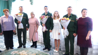 Больше 200 пар из Воронежской области поженились после объявления мобилизации