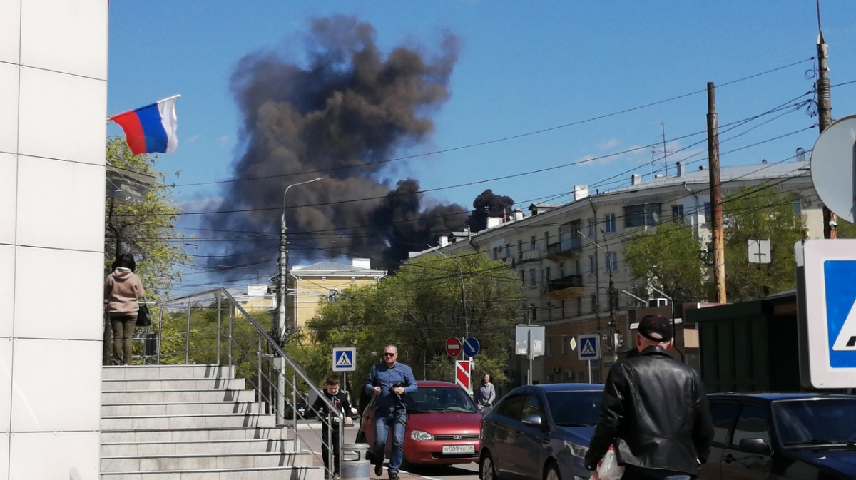 Пожар в воронеже сейчас на правом берегу. Завод Воронеж дым. Воронеж пожар сегодня левый берег. Воронеж пожар на заводе. Заводы на левом берегу Воронежа.