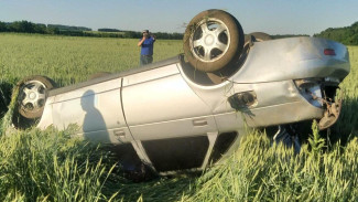 В Воронежской области при обгоне «Приора» вылетела в поле и перевернулась