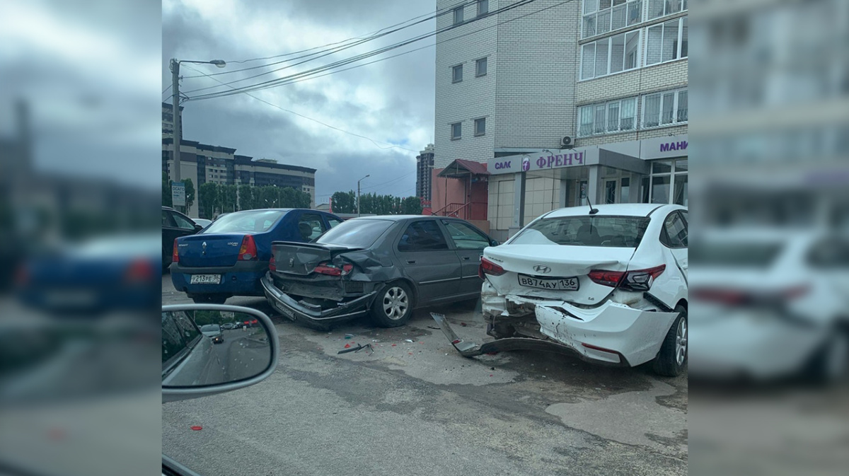 В Воронеже Mercedes протаранил 4 припаркованные иномарки | 09.07.2020 |  Воронеж - БезФормата