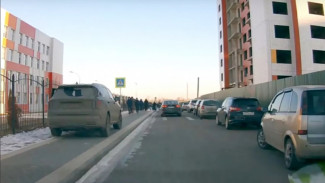 Под Воронежем водителя кроссовера наказали за парковку на тротуаре у школы