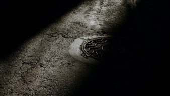 Открытый люк около центра «Траектория» огородят после сообщений о падении воронежца