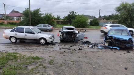 Три человека пострадали в ДТП с тремя иномарками в Воронеже