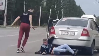 Водитель палкой избил прохожего посреди дороги в Воронеже: появилось видео