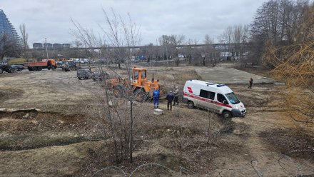 Машина скорой помощи увязла в песке у Северного моста в Воронеже