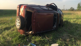 На трассе под Воронежем водитель погиб в перевернувшейся машине