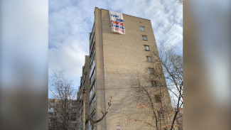 На воронежской многоэтажке развернули плакат против замены лифтов