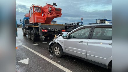 Жительница Воронежа на внедорожнике врезалась в КамАЗ 