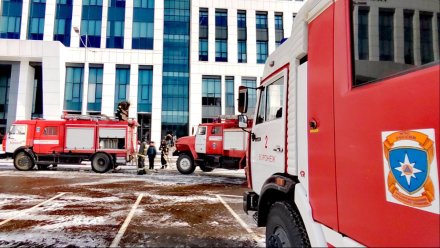 К зданию БЦ «Парламент» в центре Воронежа съехались пожарные