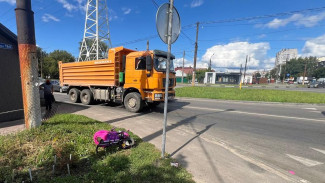 2-летняя девочка на велосипеде попала под колёса грузовика в Воронеже