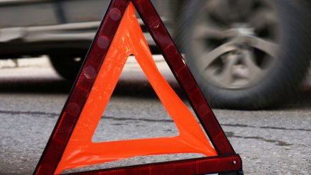 Под Воронежем легковушка влетела в фуру: погиб пассажир