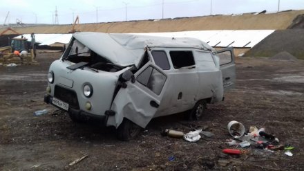 В Воронежской области «буханка» влетела в дерево: двое пострадали