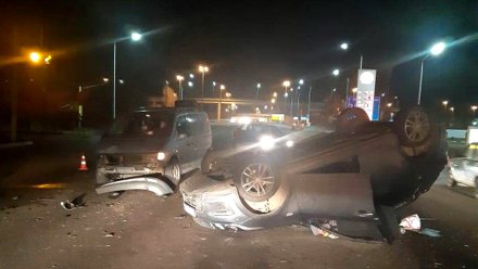 В Воронеже на оживлённой улице перевернулась иномарка: водитель погиб