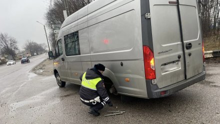 В Воронеже автоинспекторы помогли водителю поменять колесо