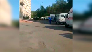 Воронежцы сняли на видео огромную очередь из скорых у COVID-стационара облбольницы