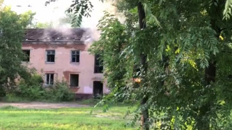 В Воронеже загорелся заброшенный дом