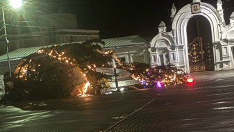 Ветер снёс новогоднюю ёлку в Бутурлиновке