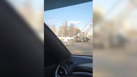 Гирлянда рухнула на оживлённую дорогу в Воронеже