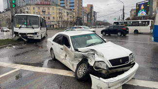 Пассажирский ПАЗик столкнулся с Toyota в центре Воронеже: 4 пострадавших
