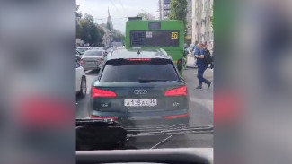 Иномарку с закрытым номером заметили на выделенке в Воронеже