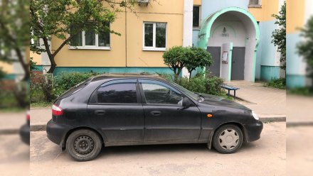 В Воронеже неизвестный устроил прыжки по чужим авто