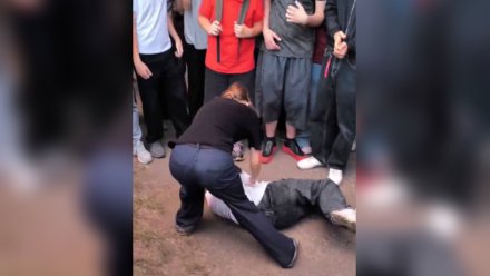 В Россоши девочка-подросток избила бывшую подругу у школы