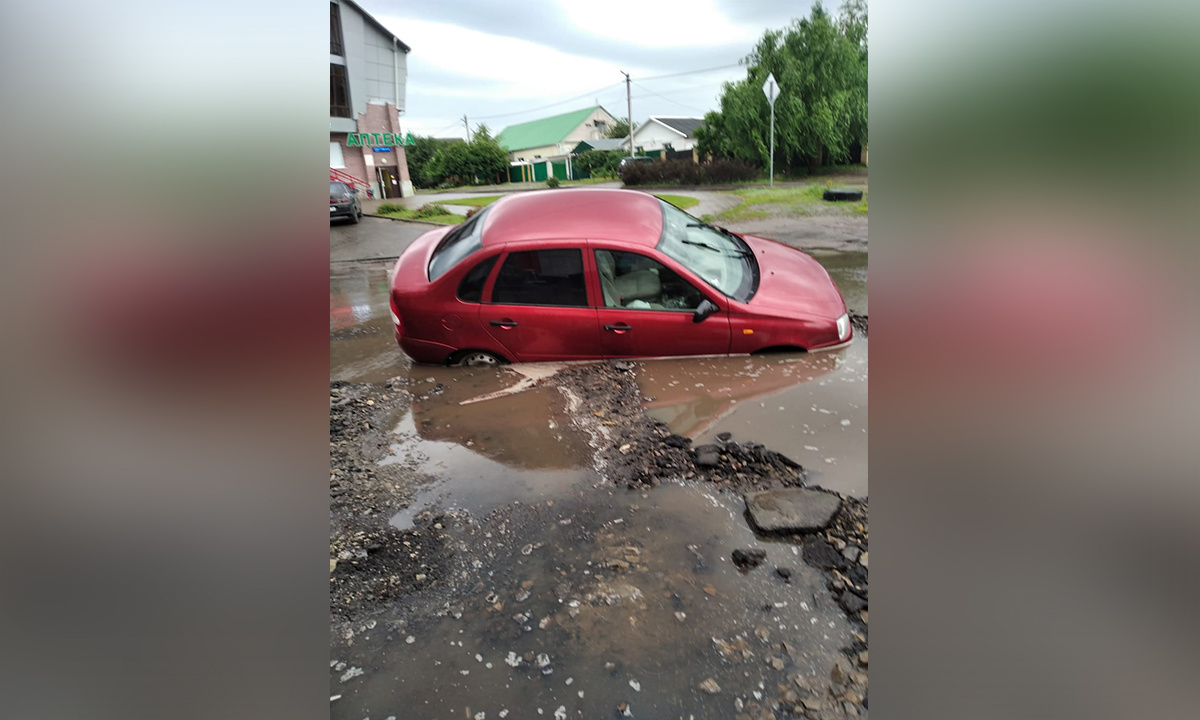 В Павловске машина утонула в луже – Новости Воронежа и Воронежской области  – Вести Воронеж