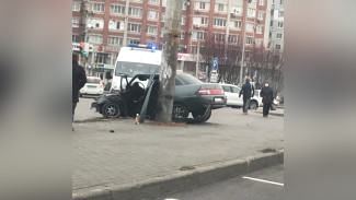 В Воронеже автомобилист у популярного ТЦ влетел в столб: появились фото