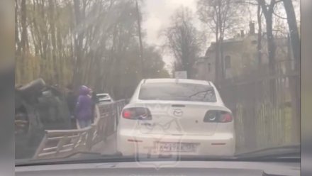 Перевернувшаяся машина заблокировала проезд по Тимирязева в Воронеже