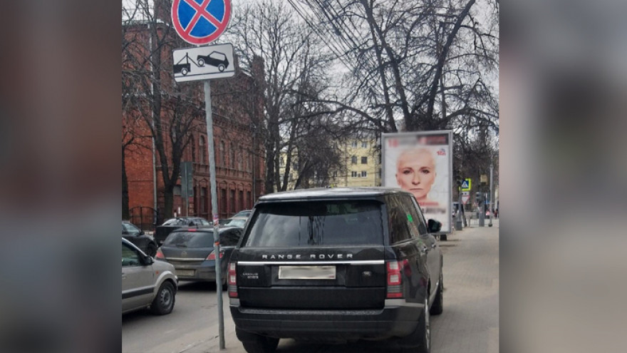 В Воронеже владельца элитного внедорожника оштрафовали за парковку на тротуаре