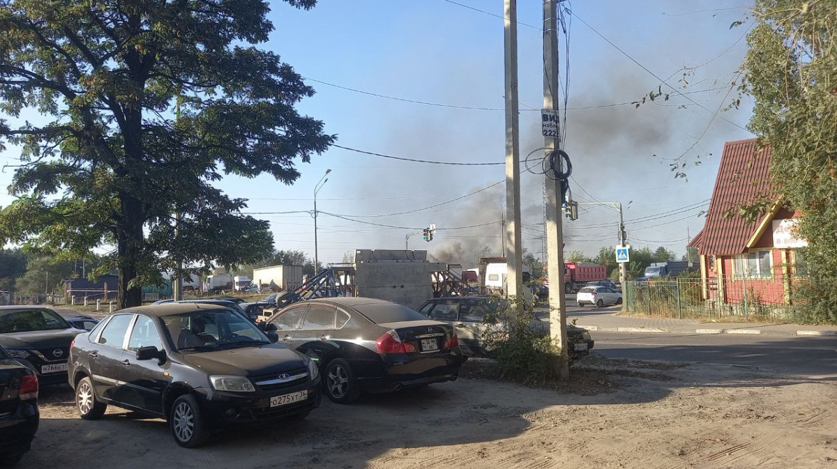 На парковке в Воронеже вспыхнули грузовик и легковушка | 22.09.2023 |  Воронеж - БезФормата