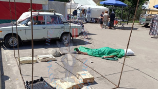 Труп мужчины нашли на остановке в Воронеже