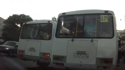 В Воронеже водители маршруток устроили опасную «битву» за место на остановке
