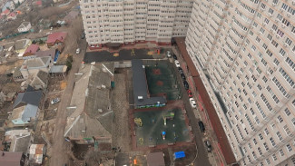 СК разберётся в истории с расселением «забытого» дома во дворе 18-этажки в Воронеже