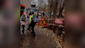 В Воронеже детям пришлось месяц ходить в школу вдоль вырытого котлована