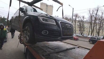 С улиц Воронежа эвакуировали более 100 автомобилей с закрытыми номерами