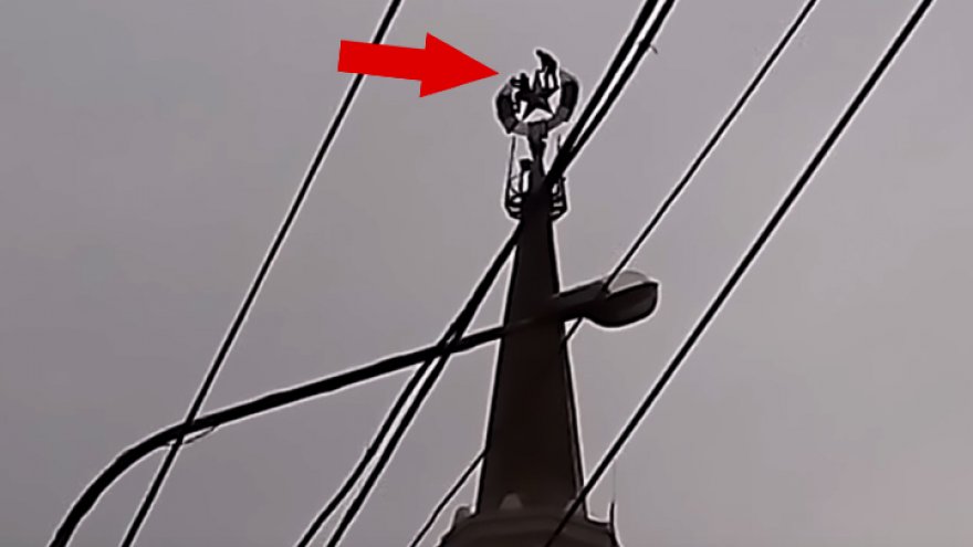 Двое воронежцев забрались на шпиль старого здания ради опасной фотосессии