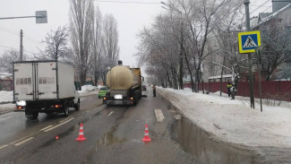 В Воронеже грузовик сбил на зебре пожилого мужчину