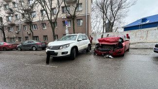 Водитель внедорожника пострадала в ДТП с 4 машинами в центре Воронежа