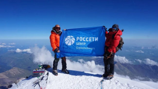 Воронежский энергетик поднял флаг «Россетей» на вершину Эльбруса 