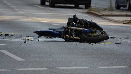 Под Воронежем 73-летний мотоциклист влетел под грузовик и погиб