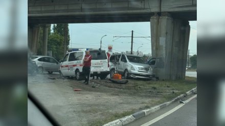 Женщина пострадала в ДТП со скорой у Северного моста в Воронеже