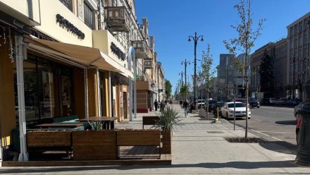 Ресторан «На печи» повторно установил летнюю веранду на тротуаре вопреки жалобам воронежцев