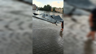 В Панино из-за сильного ветра снесло крышу со здания ТЦ