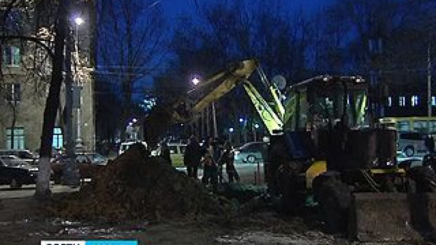 12 часов коммунальщики устраняли аварию на водоводе в центре Воронежа