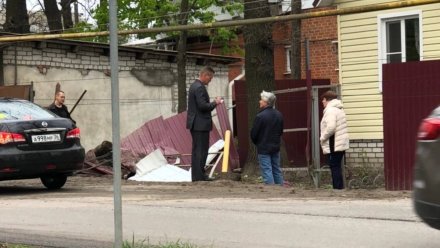 В Воронеже водитель Mitsubishi Lancer снёс забор частного дома: есть пострадавший