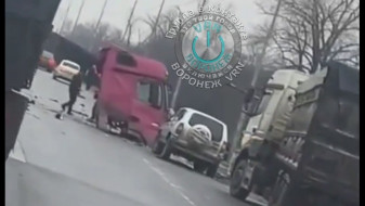 Фуре оторвало кабину после жёсткого столкновения с грузовиком на воронежской трассе