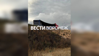 Фура перевернулась на Остужевской развязке в Воронеже