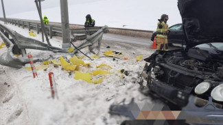 Mercedes врезался в забор на воронежской трассе: погибла женщина